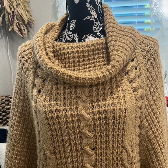 Ya Los Angeles Nuetral Poncho / Cape / Cloak - Picture 6 of 13